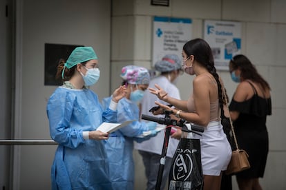 Personal sanitario del ambulatorio de La Florida atienden a los pacientes en la entrada del centro.