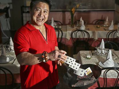 Gang, propietari del restaurant Río Dragón de Barcelona, on practica la seva màgia taula per taula.