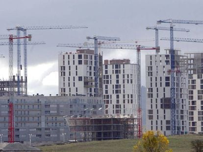 En la imagen, varios edificios de viviendas en construcción. EFE/Archivo