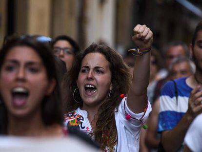 Cientos de personas se manifiestan en Pamplona en contra de la puesta en libertad provisional a La Manada.