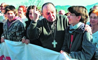 El obispo de San Sebastián Juan María Uriarte, en la cabecera de la marcha al santuario de Aránzazu en marzo de 2003 tras el asesinato de Juan Priede a manos de ETA.