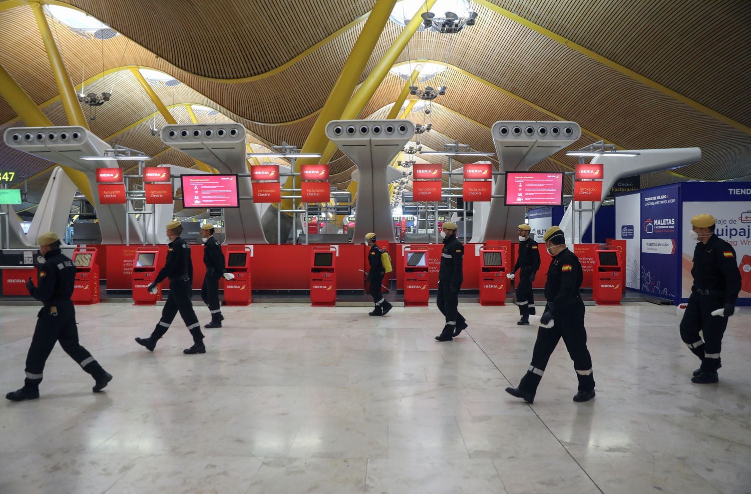 Militares de la Ume en el aeropuerto de Madrid durante una desinfección.