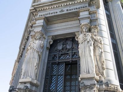Fachada del edificio de las Cariátides, actual sede del Instituto Cervantes, en Madrid.