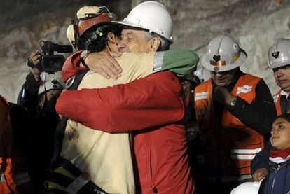 El presidente de Chile, Sebastián Piñera, abraza al primer minero rescatado, Florencio Ávalos.