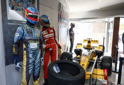 Varios monos usados por Fernando Alonso y el Renault R-30 que disputó en 2010 el mundial de F1.