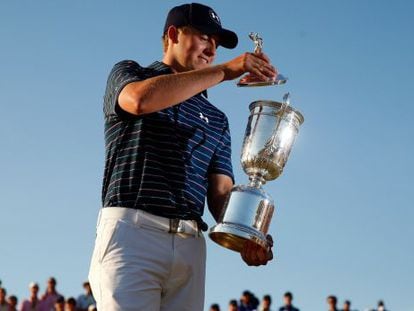 Jordan Spieth investiga la copa de vencedor del 115º Open de Estados Unidos.