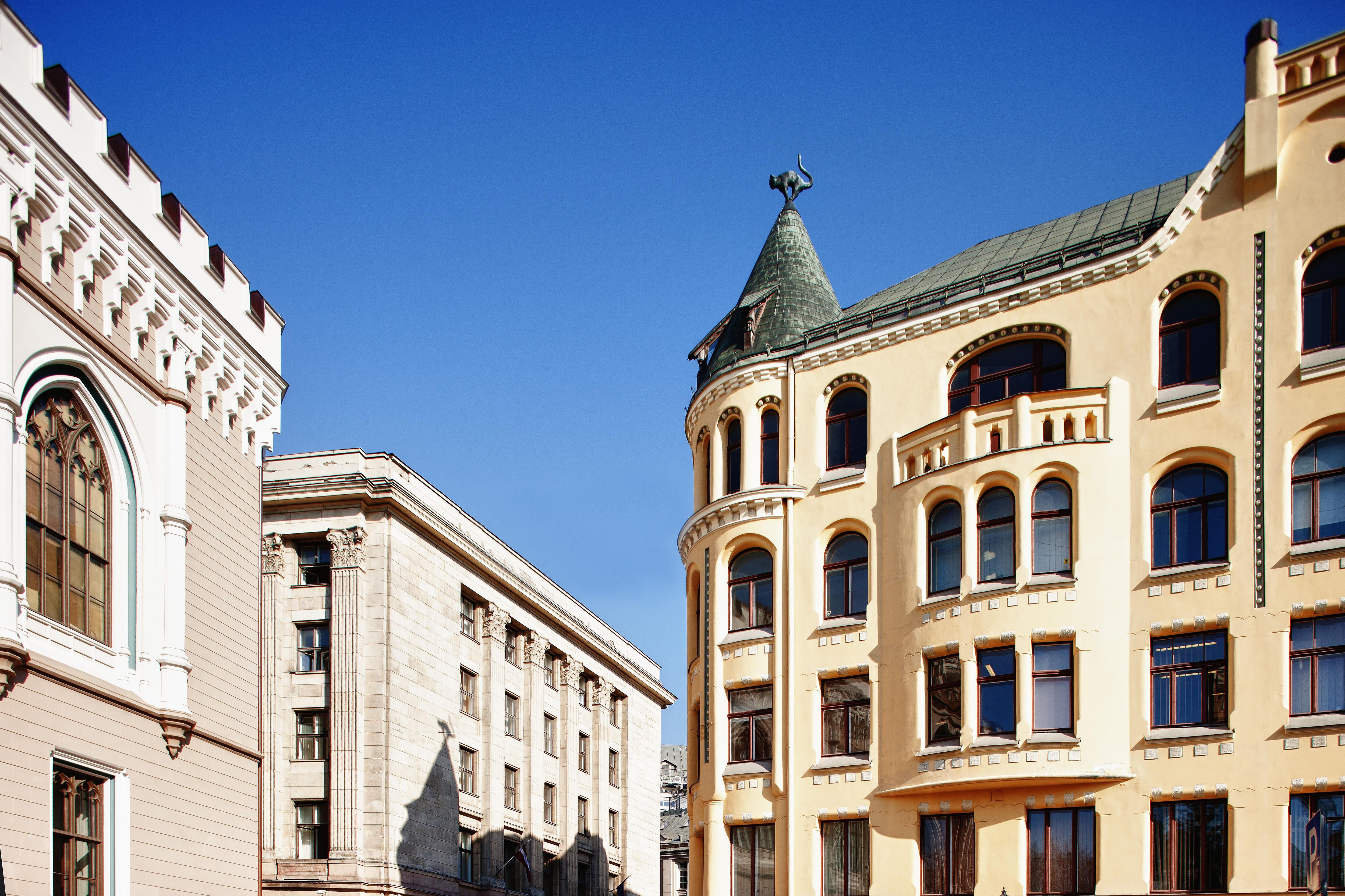 La fachada de la llamada Casa de los Gatos (derecha), en la ciudad de Riga (Letonia).