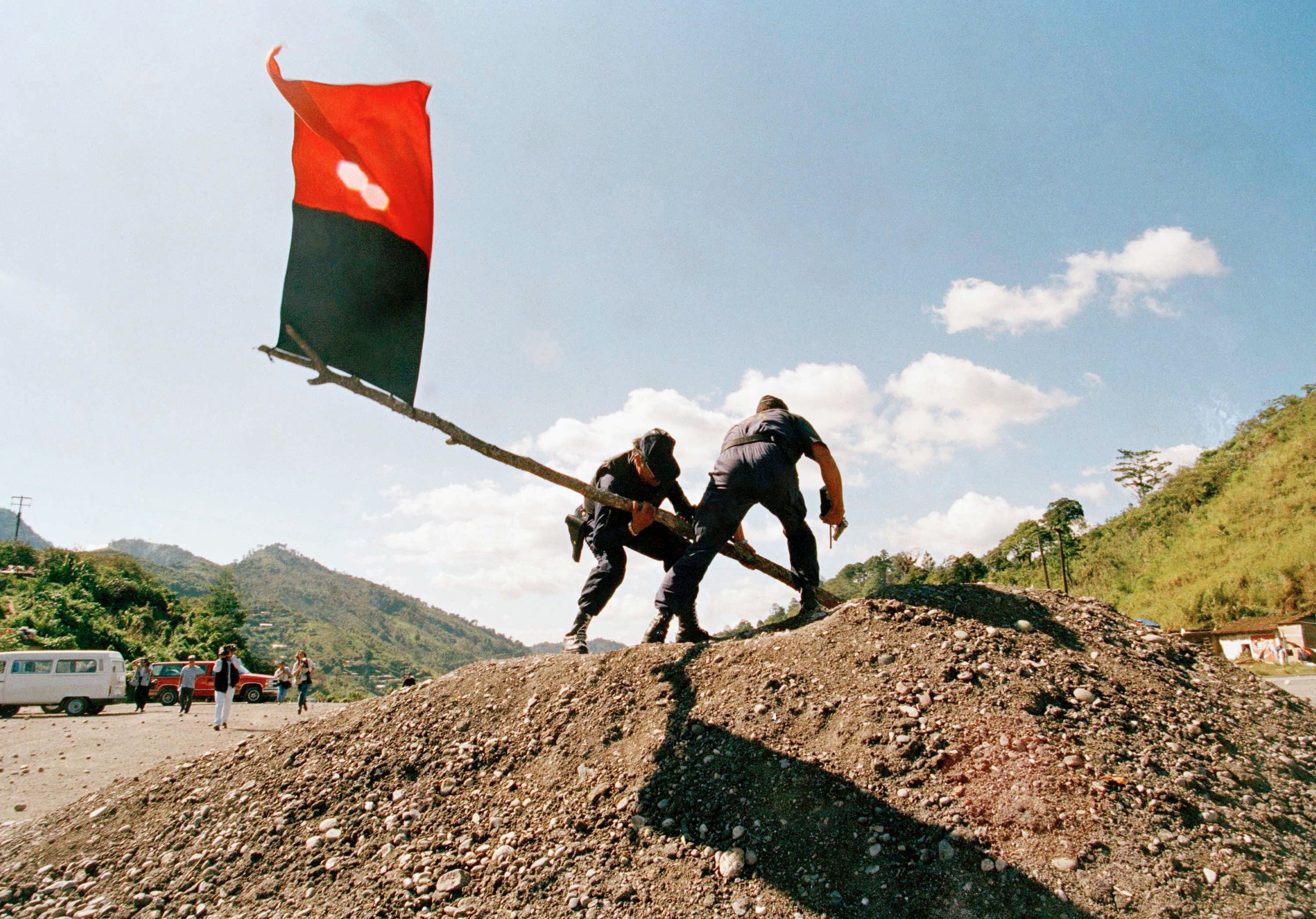 Policías judiciales tumban la bandera del EZLN en Puerto Cate, en el municipio de El Bosque (Chiapas), el 20 de diciembre de 1994.
