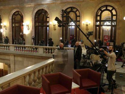 Diferentes cadenas de television han instalado durante el día de hoy sus "sets" para la cobertura informativa en el Parlament de Cataluña.