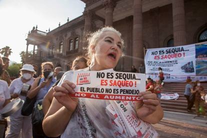 Ciudadanos protestan por la escasez y el mal manejo del gobierno ante la sequía que afecta al el área metropolitana de Monterrey, Nuevo León.