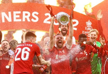 Jordan Henderson levanta el trofeo de la FA Cup este sábado en Wembley.
