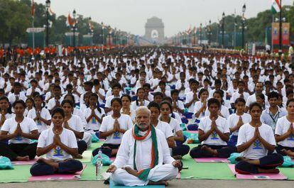 Modi practica el yoga junto a miles de indios durante el pasado Día Internacional del Yoga.