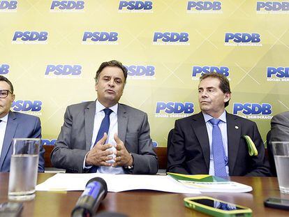 El líder del PSDB, Aécio Neves (centro), en la rueda de prensa para corresponsales este martes en Brasilia.