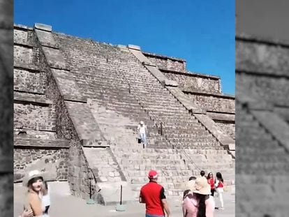 Un turista sube a una pirámide de Teotihuacán, en Estado de México, el 7 de enero de 2024.
