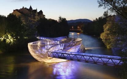 La Murinsel, en Graz (Austria), concebida por el artista Vito Acconci en el r&iacute;o Mur.