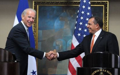 Joseph Biden estrecha la mano del presidente hondureño Porfirio Lobo.