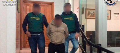 Imagen de la detención en España de uno de los presuntos implicados en el crimen.