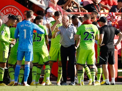 Erik ten Hag conversa con sus jugadores durante el partido entre el United y el Brentford.