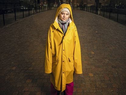 Greta Thunberg comenzó hace más de un año a manifestarse frente al Parlamento sueco contra el cambio climático (la imagen es del pasado marzo). Este 2019 su mensaje se ha hecho global. Fridays For Future se convirtió en el símbolo de las exigencias de toda una generación. La joven de 16 años habló en septiembre en Naciones Unidas y en diciembre participó en la Cumbre del Clima de Madrid.
 