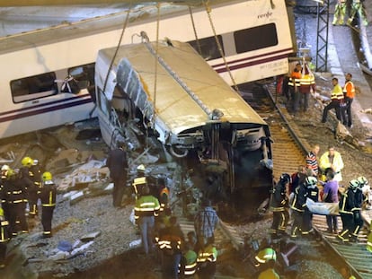 Los servicios de emergencia trabajan en el lugar del siniestro en la noche del 24 de julio de 2013.