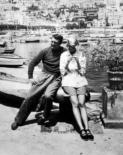 Grace Kelly, junto a Cary Grant, en la Riviera francesa durante el rodaje de la película ‘Atrapa a un ladrón’, en 1995, con alpargatas de Castañer.