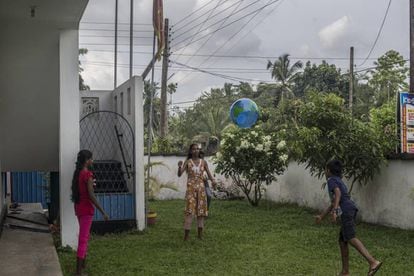 Unos niños juegan en el centro de actividades para huérfanos en Horana, Sri Lanka, fundado por dos británicos que perdieron a sus padres en el tsunami de 2004 en el Índico.