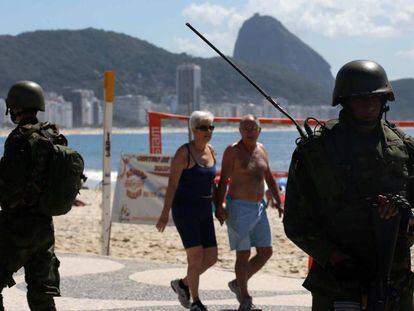 Soldados en la playa de Copacabana, este viernes.