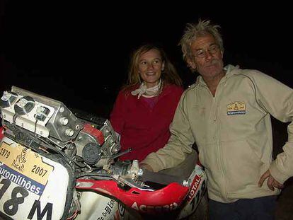 Anne-Charlotte Tilliette y su padre, Gérard, junto a sus motos.