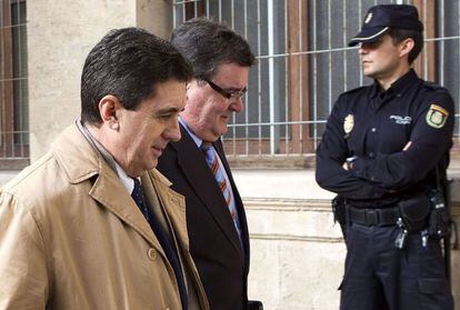 El expresidente del Gobierno balear, Jaume Matas (izquierda), junto a su abogado Miquel Arbona, a su llegada a los juzgados de Palma.