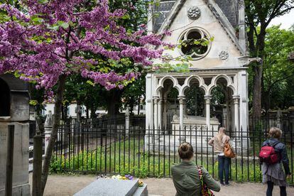 Los restos de los protagonistas de otro amor trágico, Abelardo y Eloísa, descansan en el cementerio de Père-Lachaise de París, donde también está enterrado, entre otros muchos famosos, Oscar Wilde. En la Ciudad del Amor por excelencia, las parejas pueden pasear, cogidas de la mano, por Monmartre, o a orillas del Sena, preferiblemente al atardecer; cenar en la Torre Eiffel (si su bolsillo se lo permite); emular, frente a la fachada del Ayuntamiento, 'El beso', la célebre fotografía de Robert Doisneau, o hacer lo propio frente a la escultura El Beso, en el Museo Rodin.