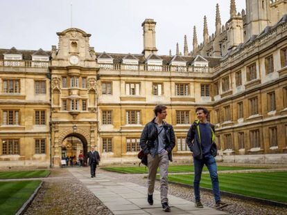 Dos alumnos, en la Universidad de Cambridge.