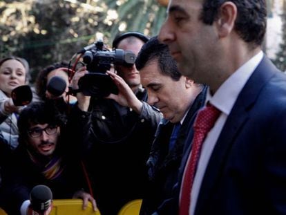 El expresidente de Baleares, Jaume Matas, y su abogado a su llegada al tribunal, en enero.