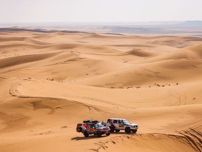 Vehículos de asistencia de Sodicars durante la tercera etapa del Rally Dakar en Arabia Saudí.