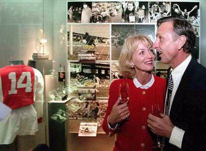 Johan Cruyff y su mujer miran la camiseta con el número 14 en el museo del Ajax.