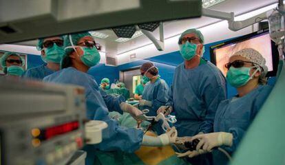 Cirujanos del Hospital Cl&iacute;nic, durante una intervenci&oacute;n.
