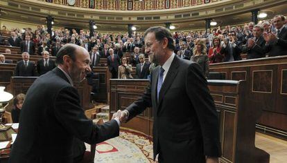 El presidente electo, Mariano Rajoy, saluda a su rival en las elecciones, el hoy presidente del grupo socialista, Alfredo Pérez Rubalcaba.