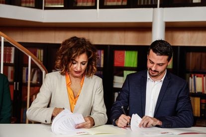 Minister María Jesús Montero and the organization secretary of the Canary Coalition, David Toledo during the signing of the agreement between PSOE and the Canary Coalition in the Congress of Deputies, this Friday. 