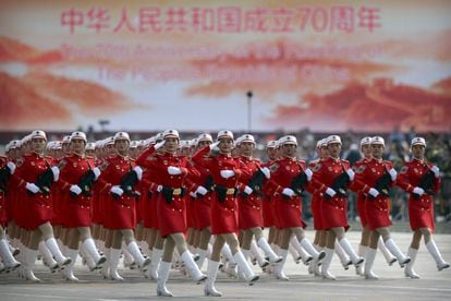 Mujeres de la milicia china marchan en formación durante el desfile para conmemorar el 70 aniversario de la fundación de la China comunista en Beijing.