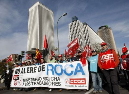 Manifestación de trabajadores para protestar por un ERE de Roca en Madrid.