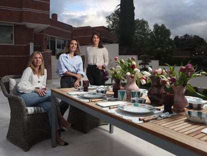 De izquierda a derecha, Marta Cotoner, Juqui Suarez de Lezo y Maria José González-Moro, socias de la firma de porcelana pintada Molecot, en Aravaca.