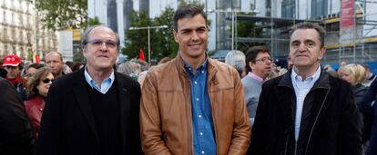 El secretario general del PSOE, Pedro Sánchez, acompañado por el portavoz del PSOE en la Asamblea de Madrid, Ángel Gabilondo, y el secretario general del PSM, José Manuel Franco, antes de su participación en la manifestación que se celebra en Madrid con motivo del Primero de Mayo.