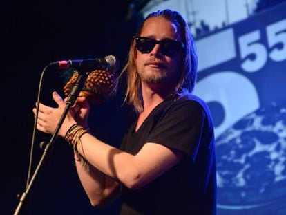 Además de cantar, en sus conciertos, Macaulay Culkin reparte pizzas y recibe botellazos