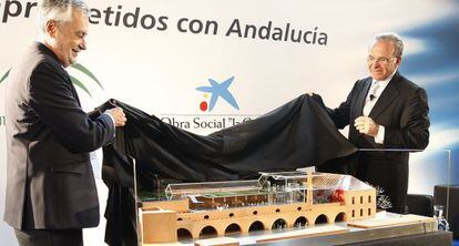 El presidente de la Junta de Andalucía y el presidente de la Caixa, Isidro Fainé, descubren la maqueta de las Atarazanas en octubre de 2009.