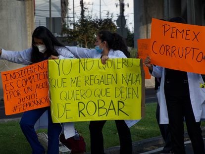 Médicos residentes de Pemex durante una protesta en Ciudad de México, el 21 de diciembre.