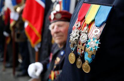 En la imagen, un veterano lleva puestas sus medallas durante la ceremonia que conmemora el final de la Segunda Guerra Mundial en el Arco de Triunfo en París (Francia), el 8 de mayo.