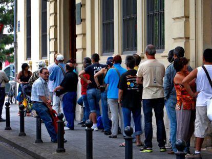 Usuarios del comedor de Casa Caridad en Valencia.