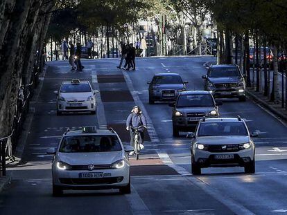 Un ciclista pasa por el carril bici de los bulevares. 