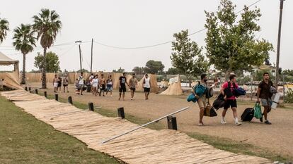 Vallas caídas y jóvenes marchándose del festival Medusa durante la mañana del sábado.