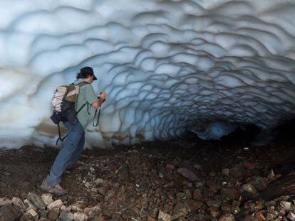 Fugaces y espectaculares: así son los túneles de hielo de Esquel