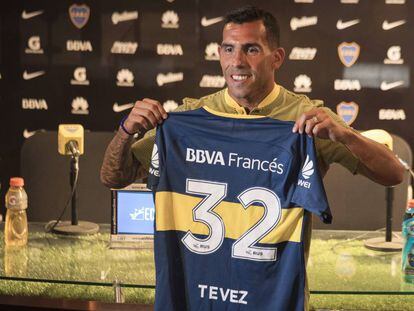 Carlos Tevez muestra en Buenos Aires la camiseta que usar&aacute; en Boca Juniors.